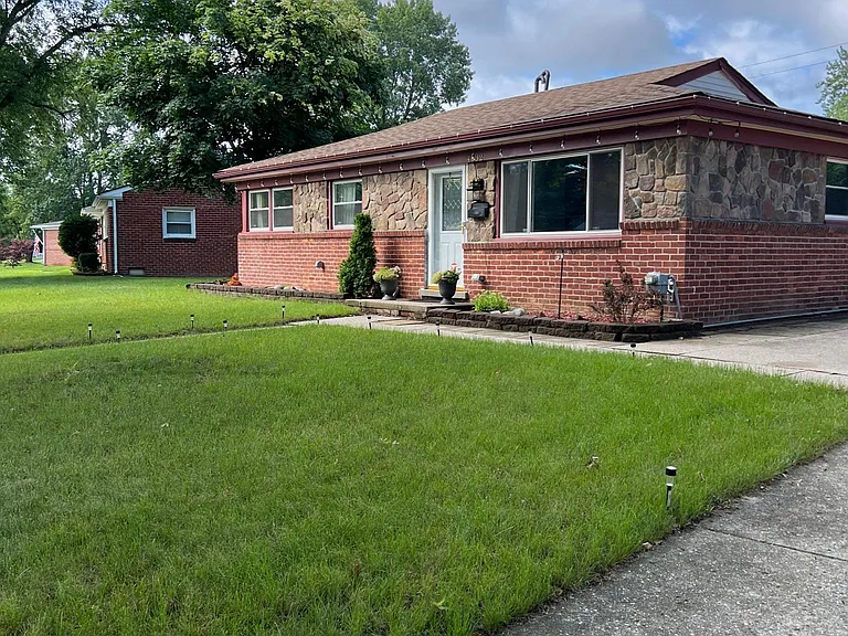 4832 Sidney St — Photo 2