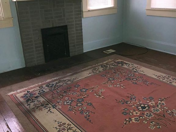4th image of 215 E 21st St