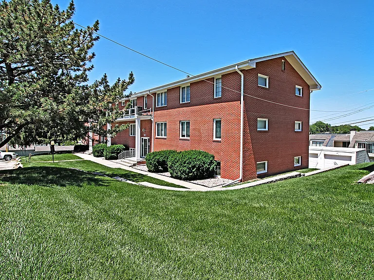 Flats on 75th — Photo 13