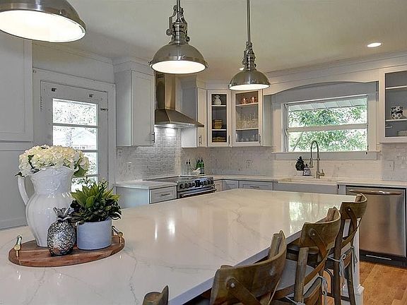 4th image of 1013 Bay Colony Dr