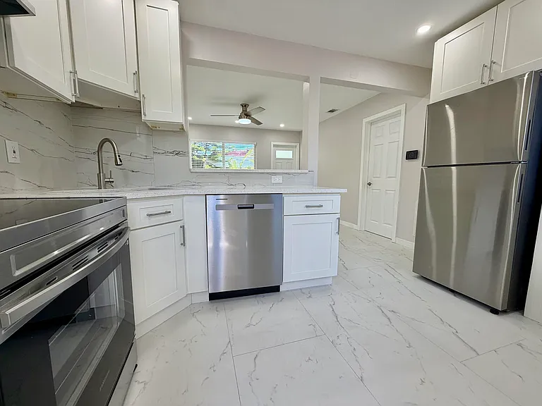 1652 NE 33rd St #B — Photo 6