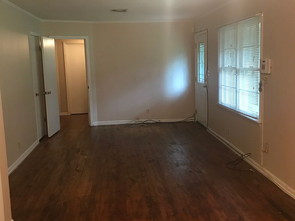 Living room/dining room 