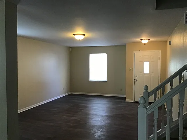 1909 Southernwood Ln — Photo 4