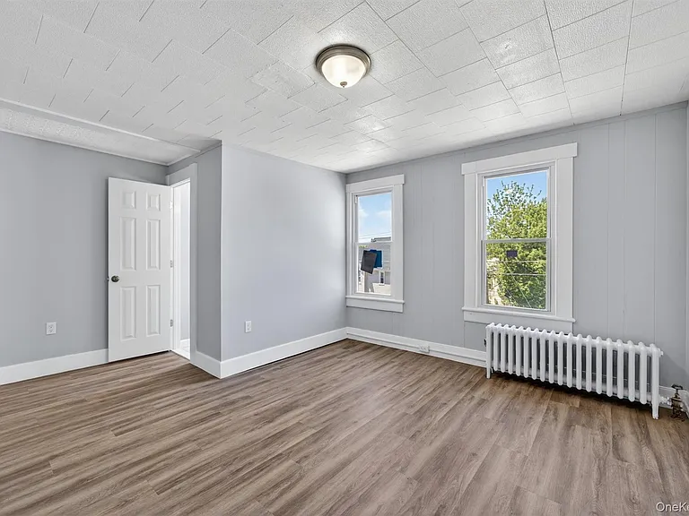 90 Montgomery St #UPPER — Photo 15