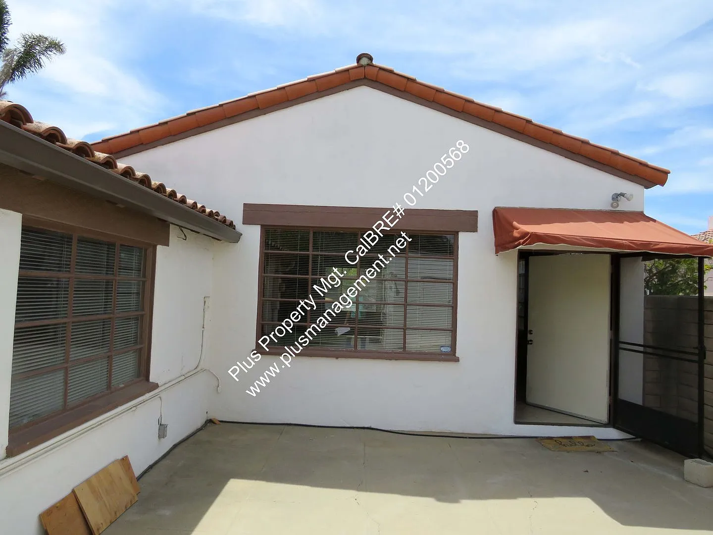 Carriage District One Bedroom Home With One Car Detached Garage and Small Yard — Photo 3