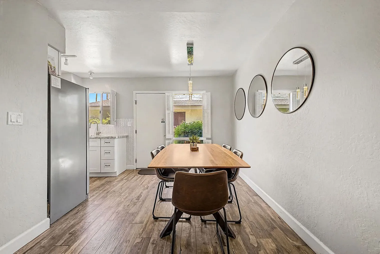 2 bed, 1.0 bath, 979 sqft, $3,738 — Photo 3