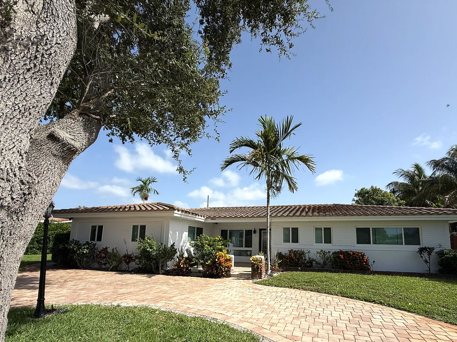 4 bed, 2345 sqft, $7,200 — Photo 2