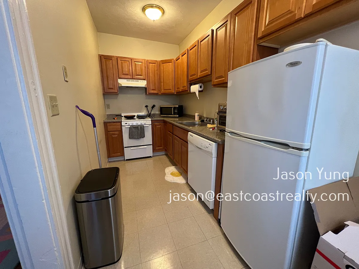 Building Photo - 233 Kelton St #4