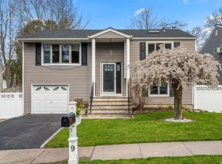 9 Crest Hill Ct, Huntington Station, NY 11746