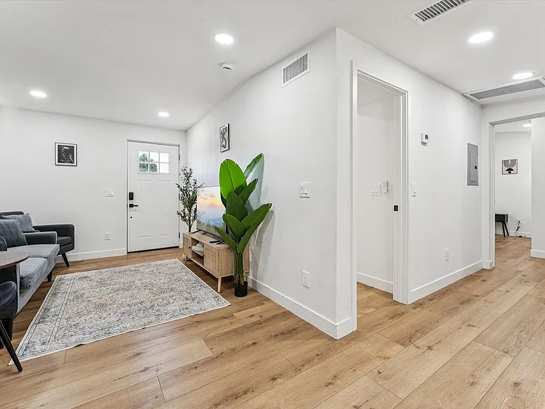1548 N Upland Cir #B — Photo 7