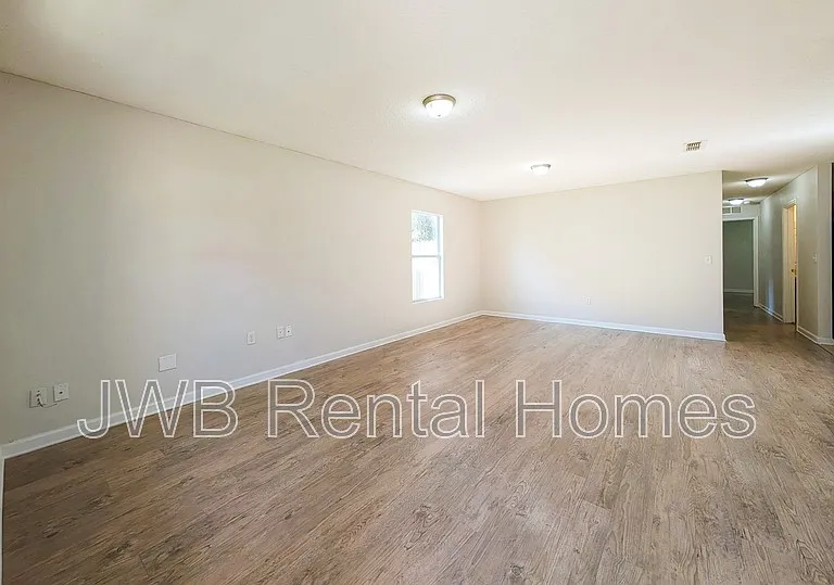 8410 Maple St — Photo 4