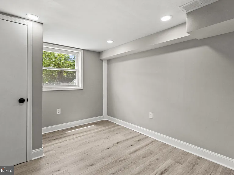 1072 Tremont Dr — Photo 22