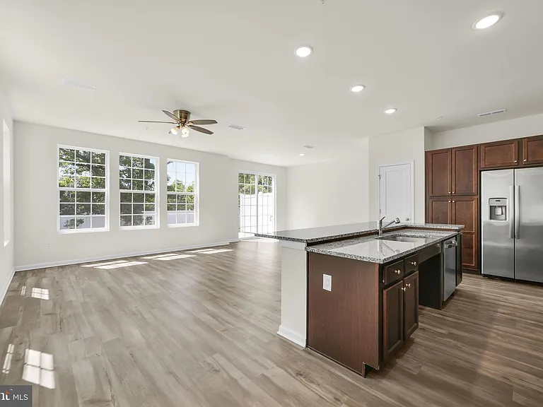 228 Park Ln — Photo 4