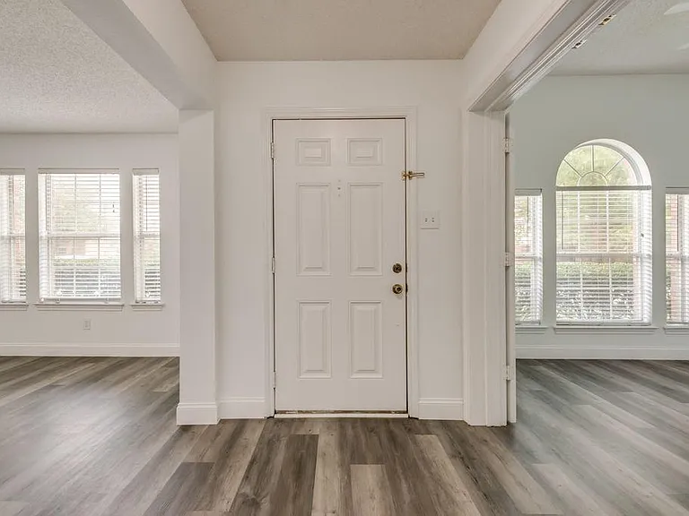 10717 Pineview Ln — Photo 2