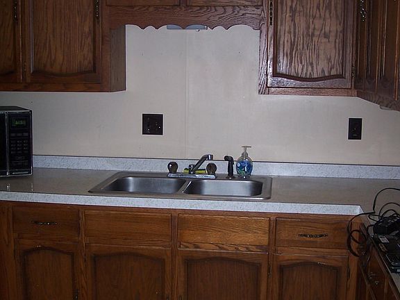 3rd image of 124 Ward Ave APT 1
