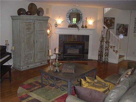 5th image of 596 W Linden St