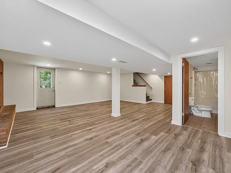527 Oriole Dr — Photo 11