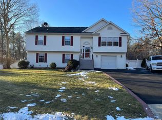 4 Beach Plum Ln, Middle Island, NY 11953