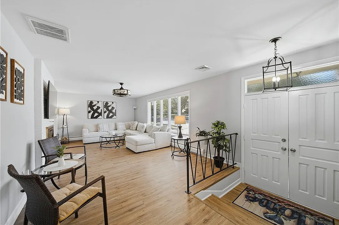 3 bed, 3.0 bath, 2669 sqft, $4,900 — Photo 3