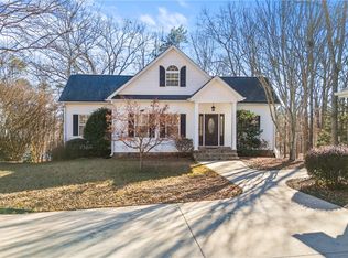 566 Freedom Heights Dr, Hartwell, GA 30643