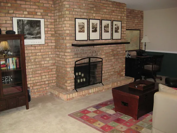 5600 Hillcrest Ln APT 2C, Lisle, IL 60532
