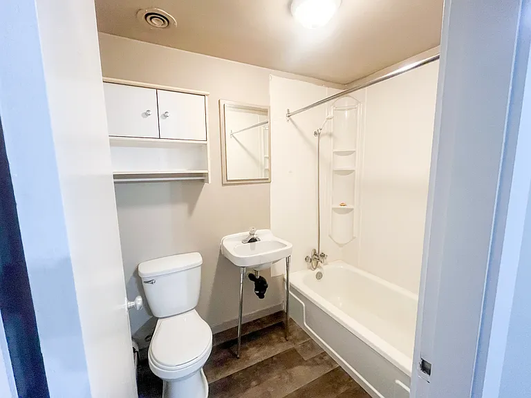 1424 Victoria Ave — Photo 7