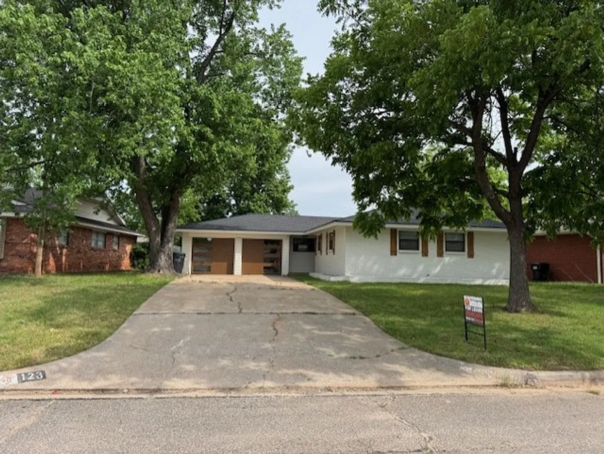 Building Photo - 123 Briarwood St