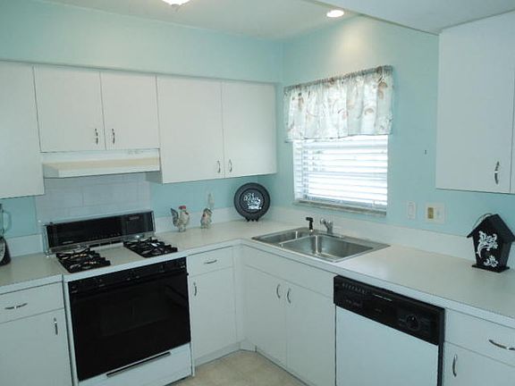 3rd image of 309 NE Floresta Dr
