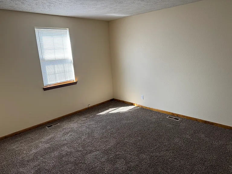 933 W Central St — Photo 8