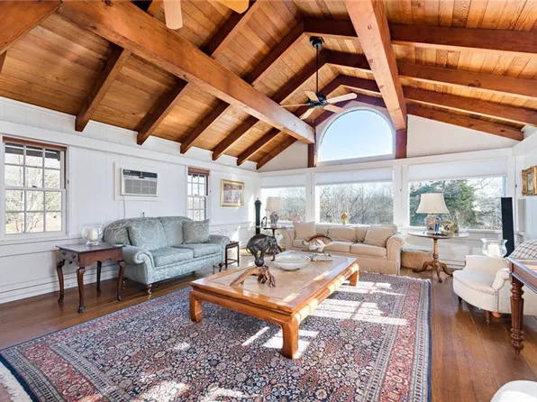 2424 Tower Hill Rd, Saunderstown, RI 02874