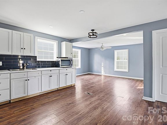 5th image of 1022 Pine Ridge Rd