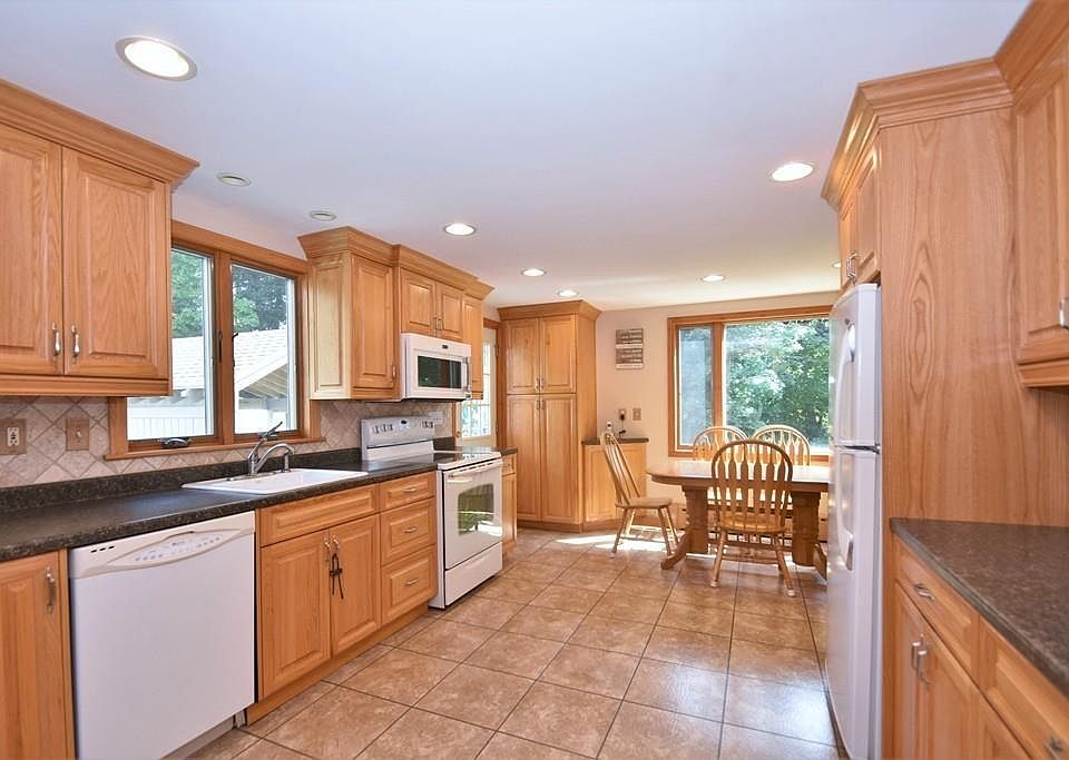 1st image of 20 Lynnmere Ave
