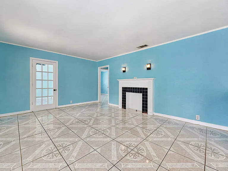 907 Buckalew St — Photo 6