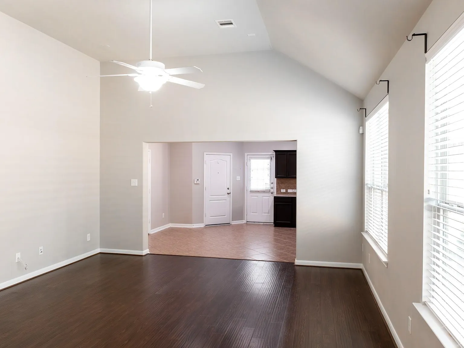 3 bed, 2.0 bath, 1360 sqft, $1,900 — Photo 2