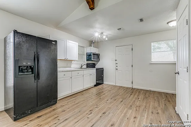 3 bed, 1.0 bath, 916 sqft, $1,150 — Photo 4