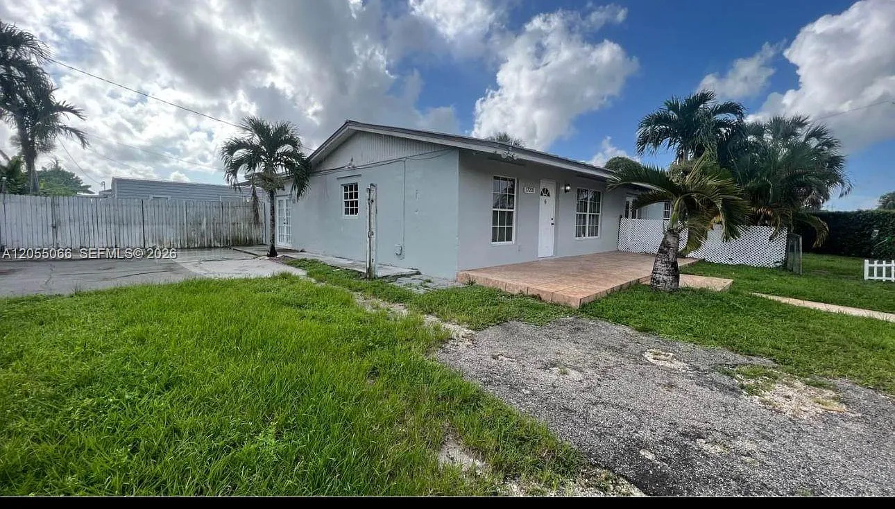 Carol City Red Road Manor — Photo 1