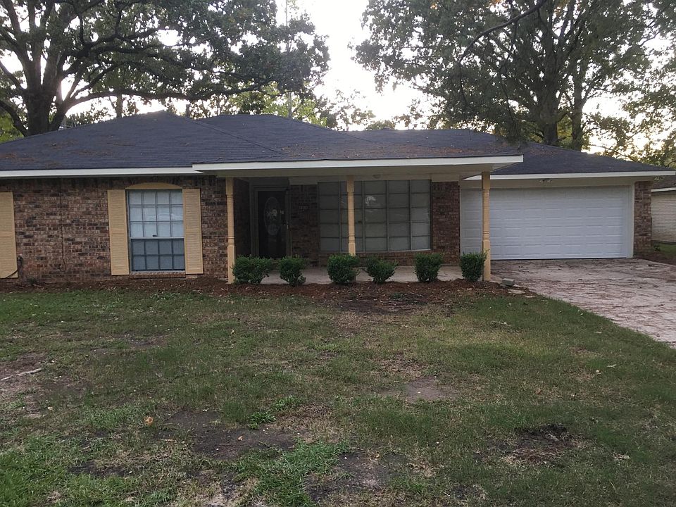 2nd image of 1010 Roanoke Dr