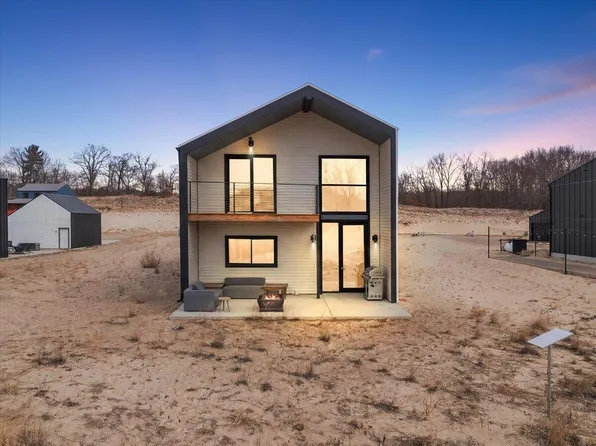 7400 Lake Solis Dr, Stevensville, MI 49127