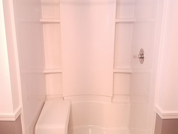 Master Bath (Moveable Bench)