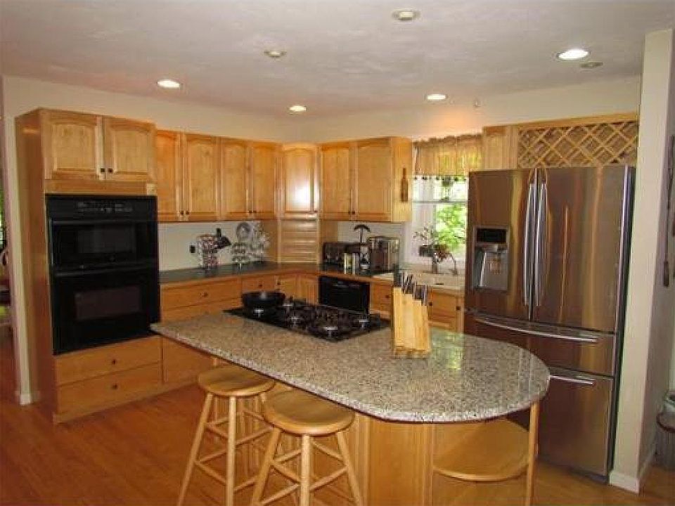 221 North St, Upton, MA 01568 Zillow