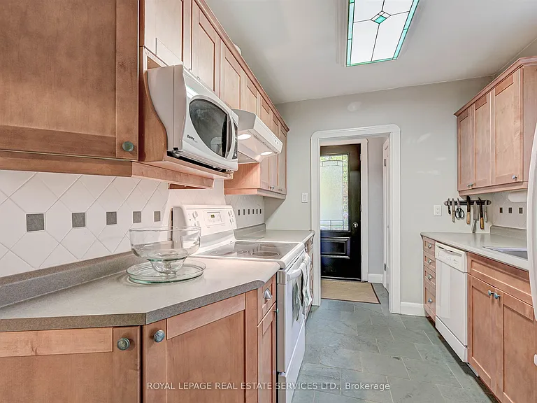 884 Royal York Rd — Photo 11