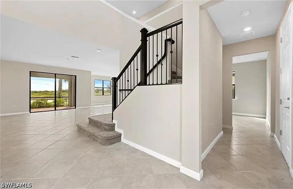 3 bed, 2.5 bath, 2470 sqft, $3,000 — Photo 2