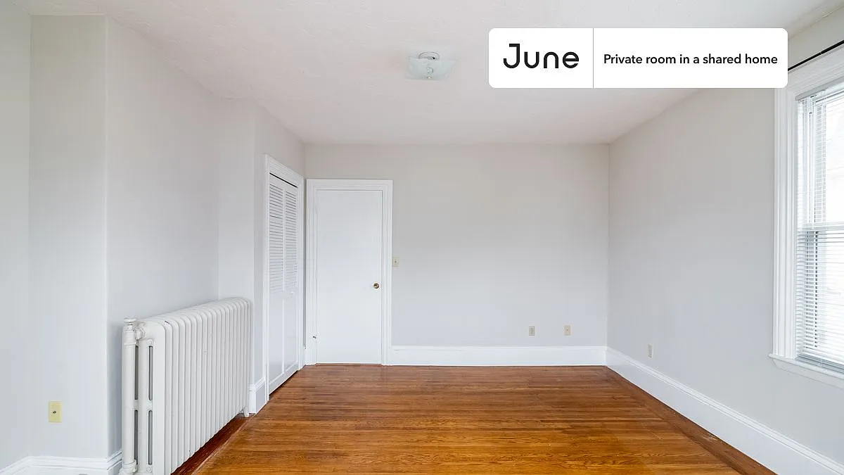 Queen bedroom in 3 bed/1 bath home in Somerville #1668 A — Photo 4