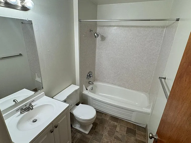 355 SW 10th St — Photo 10