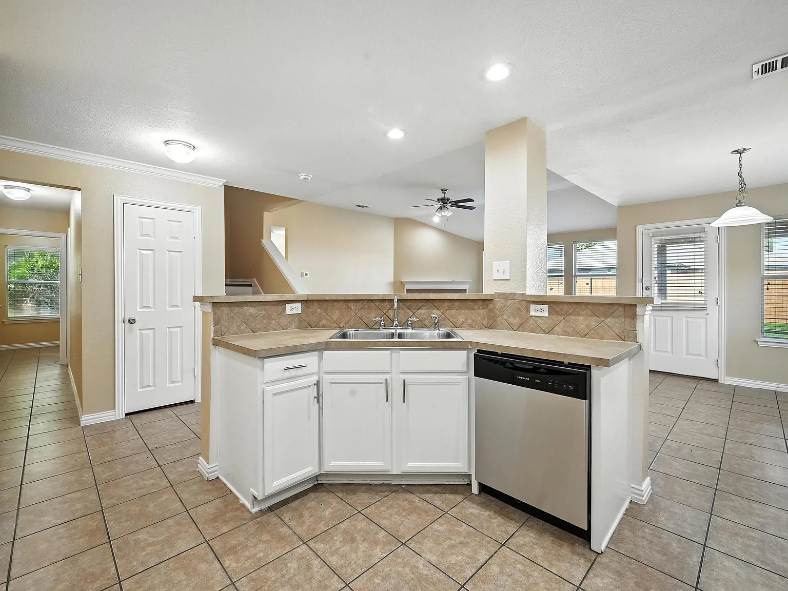 4 bed, 2877 sqft, $2,750 — Photo 3