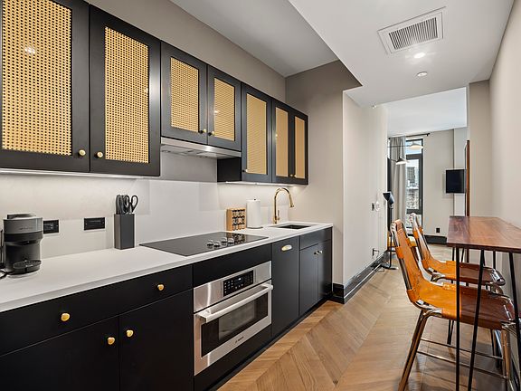 4th image of 185 Chrystie St #401