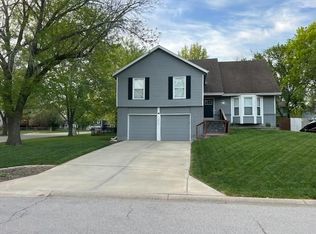 1515 E Sleepy Hollow Dr, Olathe, KS 66062