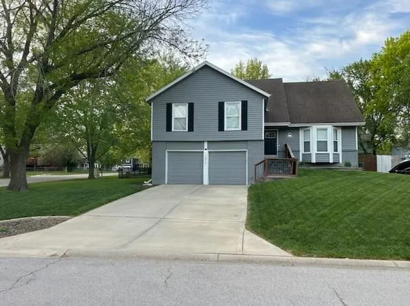 1515 E Sleepy Hollow Dr, Olathe, KS 66062