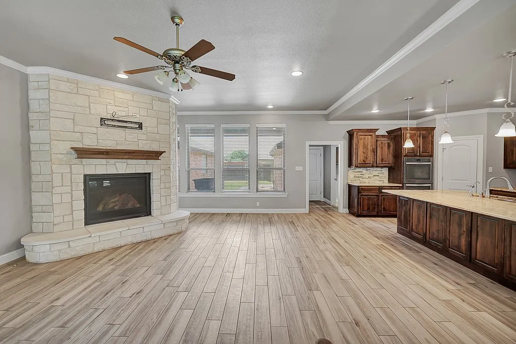 3 bed, 2.0 bath, 1954 sqft, $3,300 — Photo 4