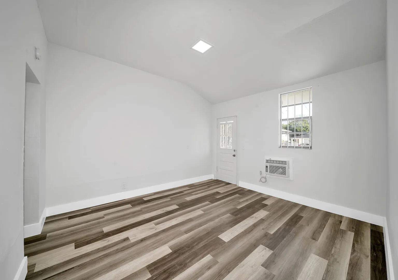 Spacious two bedroom and one bath in a gated duplex! — Photo 2